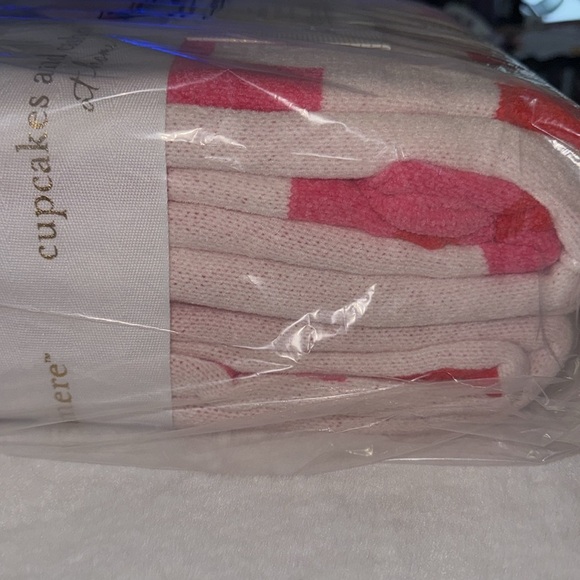 CUPCAKES & CASHMERE Christmas king size reversible knit
Ho Ho Ho Blanket 🎅🏻 - Picture 3 of 8